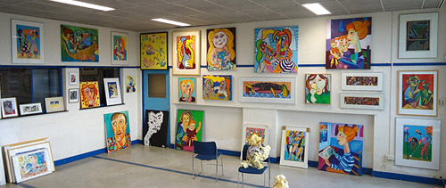 Alle kunstwerken van Annelies en Twan zijn te huur voor 15% van de waarde op jaarbasis. Een werk van 500 Euro huurt je voor 75,- Euro per jaar, dit is 6,25 euro per maand. De minimale huurperiode is een half jaar. Koopt u het werk binnen een half jaar aan dan wordt de huur die je betaald hebt verrekend. Je kunt de Kunstwerken ook on line huren.